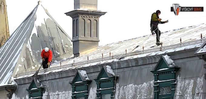 Shazování ledu ze střech